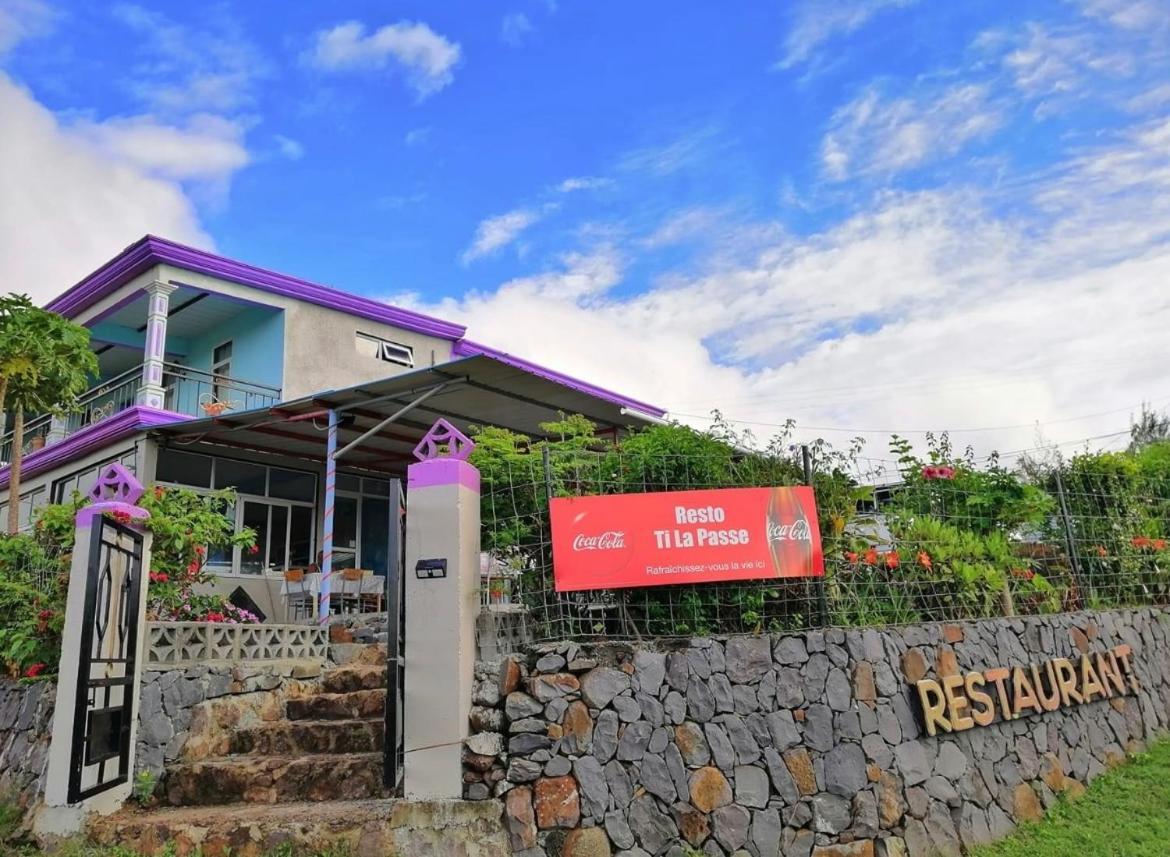 Tilapasse Resto & Guest House Port South East Bagian luar foto